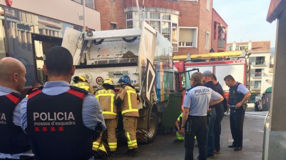 Un treballador de Valoriza es lesiona la mà quan utilitzava la maquinària del camió d'escombraries