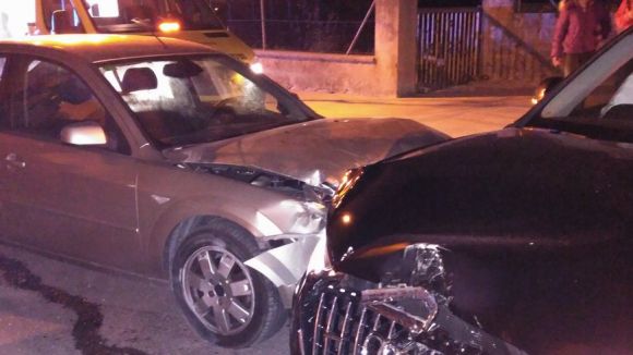 Un ferit lleu en una col·lisió entre dos cotxes a Mira-sol