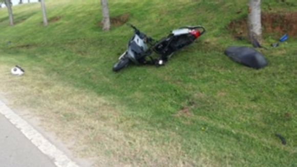 Un motorista, ferit greu, en una col·lisió contra un cotxe a la carretera de Rubí