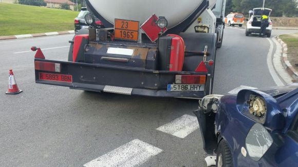 Un turisme i un camió cisterna topen a la plaça del Carreters, a tocar de l'Eroski i el Viena