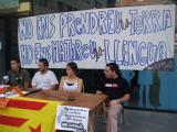 Maulets es manifesta davant la seu del PSC en contra de la diferenciació de català i valencià