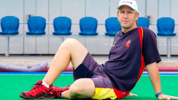 El seleccionador Adrian Lock lloa el paper de Guinea i Petchamé a la selecció espanyola