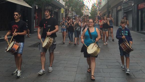 El ritme de gralles i timbals desperta un any més els santcugatencs per Sant Pere