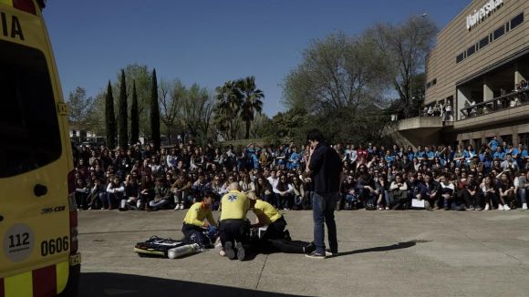 Alumnes d'Infermeria de la UIC expliquen als joves el risc en l'abús de l'alcohol