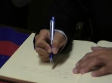 Alt: La signatura del regidor d'Esports ja llueix al llibre d'honor de la Penya Blaugrana