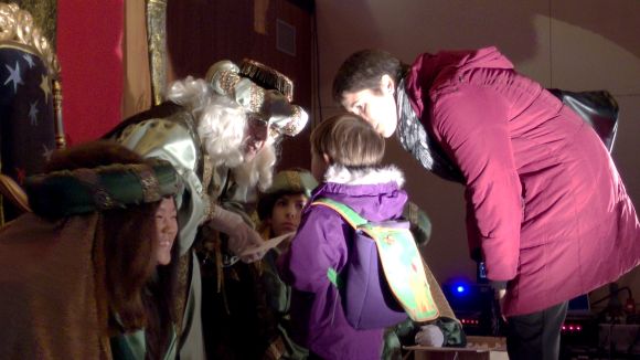 Els Ambaixadors Reials reben centenars d'infants per fer arribar les cartes a Ses Majestats