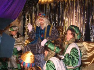 Alt: Els santcugatencs més petits entreguen als patges reials les seves cartes a Ses Majestats