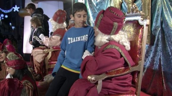 Ambaixadors, carters i patges s'alien per recollir avui les últimes cartes dels nens per als Reis Mags d'Orient