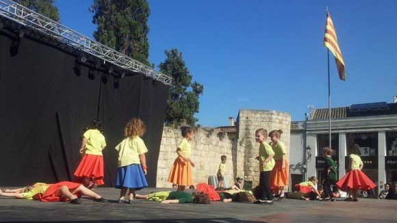 Una rua omple avui el centre de la ciutat de música i dansa popular