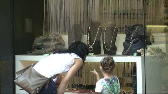 Els comerços de Sant Cugat deixen de regalar bosses de plàstic amb les compres