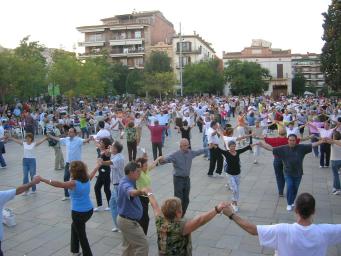 Alt: Tarda de sardanes a la plaça d'Octavià
