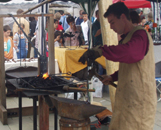 Alt: Els carrers Santa Maria i Xerric acullen durant tot el diumenge la II Fira d'Artesans d'Estiu de Sant Cugat