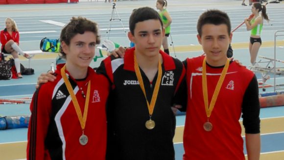 El Club Muntanyenc s'alça amb tres títols al català cadet en pista coberta