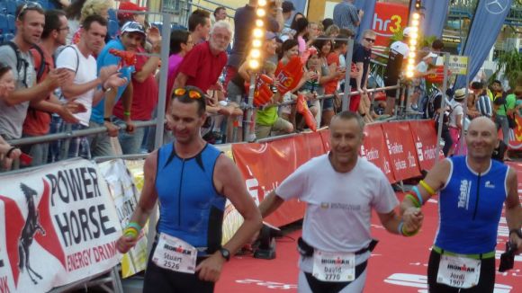 Alt: Serrahima i Mauri completen l'Ironman de Frankfurt en 13 hores