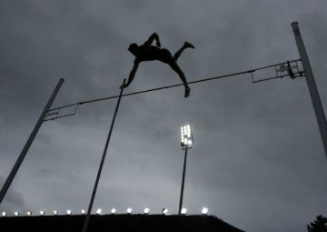 La secció d'atletisme del Muntanyenc estrena la disciplina de salt de perxa