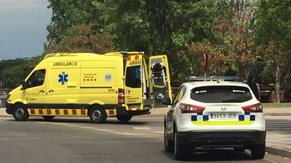 Un cotxe atropella una dona en un pas de vianants al passeig de Francesc Macià