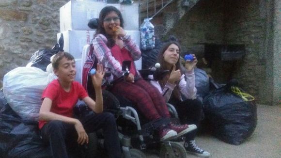 La santcugatenca Aura Tomàs recull 5 tones de taps i ja espera una nova cadira de rodes