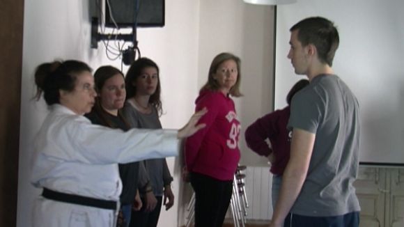 Un taller d'autodefensa feminista dota d'eines per afrontar situacions de risc