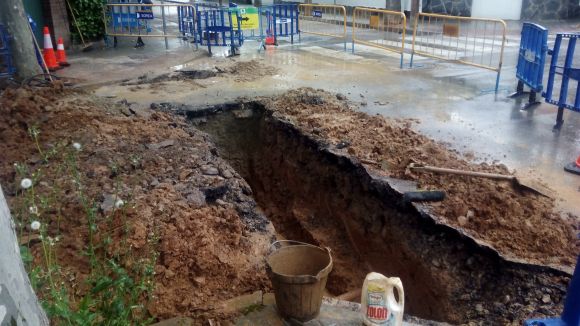 El trencament d'una canonada deixa 12 hores sense aigua 40 llars del passeig de Baixador de Mira-sol