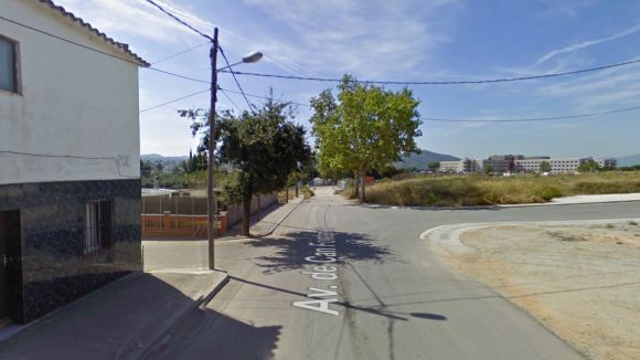 Els Bombers sufoquen un petit incendi al marge de la via dels FGC a l'avinguda de Can Fontanals