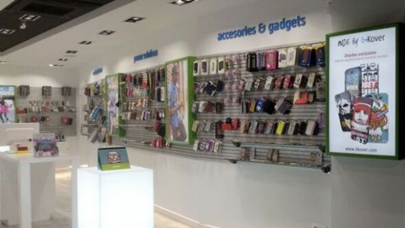 B-Kover obre una botiga de venda d'accessoris de mòbils al carrer de Santa Maria