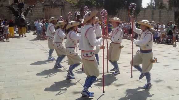 Balls i entremesos tradicionals es reuneixen avui a la trobada de Festa Major