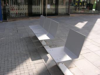 Territori assegura que no canviarà els bancs de la Rambla del Celler, però els millorarà