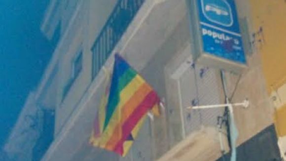 Les JERC pengen la bandera de l'Arc de Sant Martí a la seu del PP, que denunciarà els fets