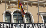 La bandera tibetana oneja a l'Ajuntament per commemorar l'aixecament del Tibet contra Xina
