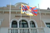 La bandera del Tibet oneja durant tot avui al balcó de l'Ajuntament