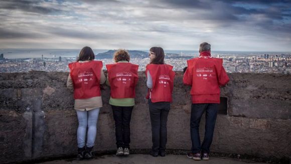 Calçotada solidària a la plaça de Pep Ventura per la Barcelona Magic Line