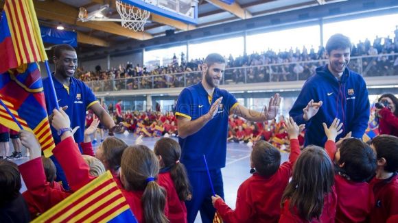 Els jugadors del Barça Tomic, Perperoglou i Diagne visiten l'escola Europa