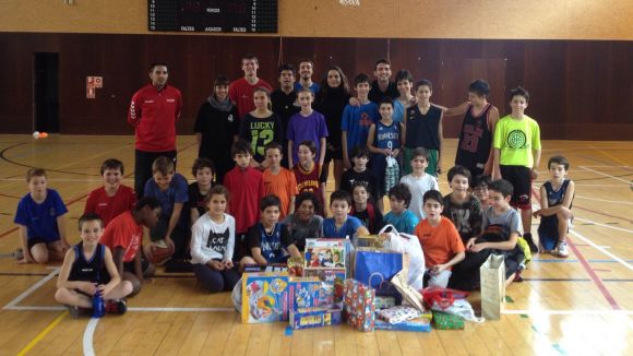 El Campus de Nadal del QBasket recull 32 joguines per a la campanya 'Un nen, una joguina'