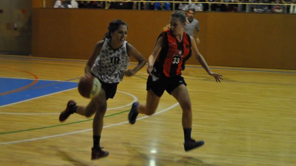 La Unió Esportiva Sant Cugat femenina visita el Femení Sant Adrià B