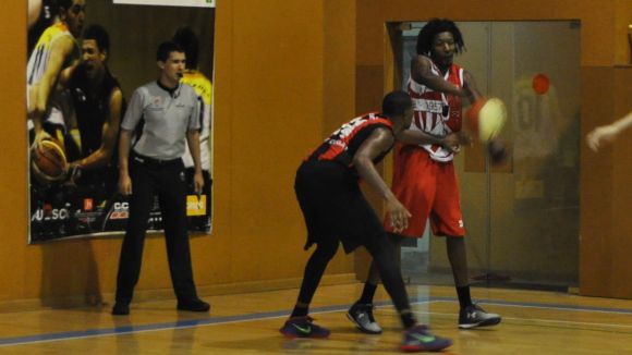 La UE Sant Cugat torna a pagar la manca d'encert i cedeix el triomf a la pista del CB Vic