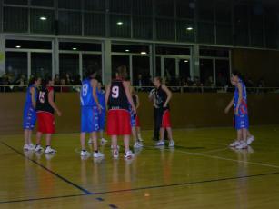 Alt: Victòria ajustada del sènior de la UESC