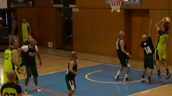 Els veterans del Bàsquet Sant Cugat planten cara davant la selecció de l'Uruguai però perden