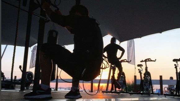 Un santcugatenc crea el primer gimnàs de platja transportable