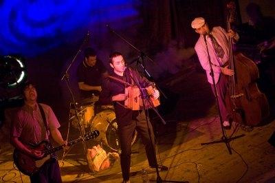 Després del pregó, la festa es desplaça del nou a l'antic ajuntament amb l'Estripada