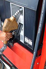 Els santcugatencs rebutjen l'impost sanitari que grava la benzina