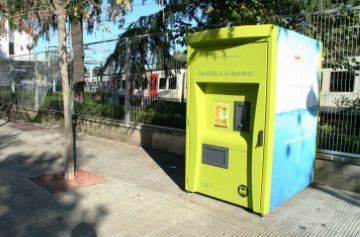 Alt: La màquina de recollida d'oli usat de Valldoreix es trasllada de la plaça de Pompeu Fabra