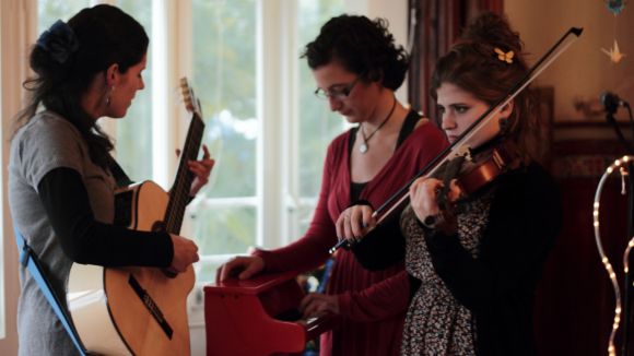 Alt: Blue Velvet i Kata Kitinga posen música a un berenar i una competició de softcombat