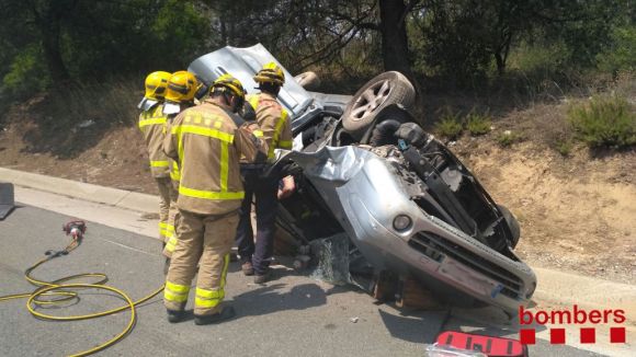 Un ferit lleu per un xoc entre dos camions i un cotxe a l'AP7 de Sant Cugat