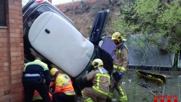 Un xoc entre dos vehicles acaba amb un d'ells encastat al pati de l'antic Leonardo
