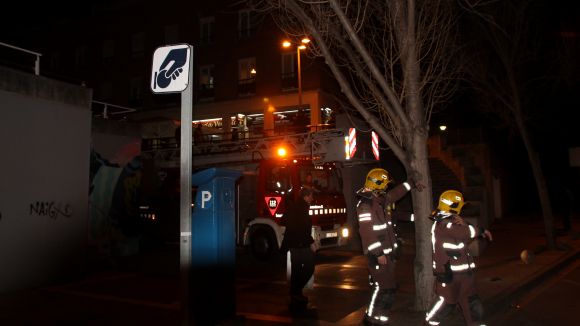 Ferida lleu una persona en un incendi al carrer d'Alps