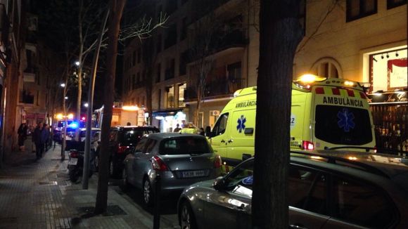 Cremen el quadre elèctric d'uns baixos del carrer de Francesc Moragas