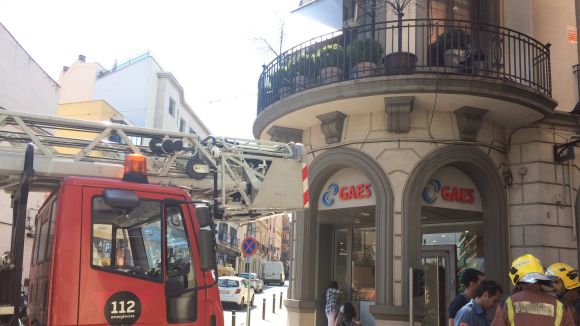 La crema d'un compressor genera un incendi en un balcó de la plaça de Quatre Cantons