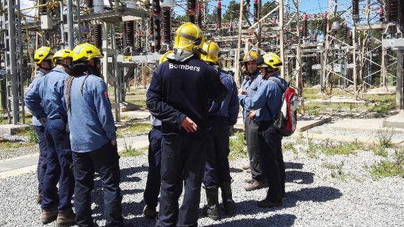 Una vintena de bombers del parc Rubí-Sant Cugat es formen en riscos elèctrics