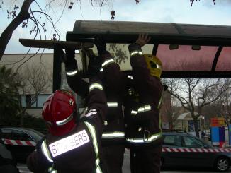 El vent inutilitza dues marquesines d'autobús