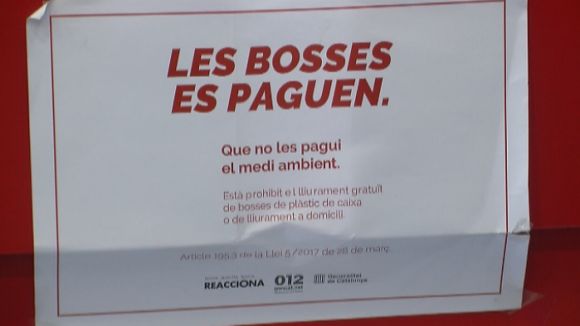 Comerciants i clients valoren l'any d'aplicació de la llei que obliga a pagar les bosses de plàstic
